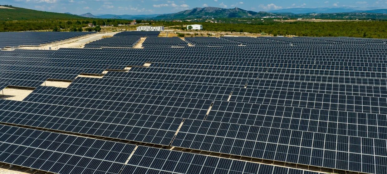 De Gaulle Fleurance advised Caisse d’Epargne CEPAC and La Banque Postale in connection with the refinancing of the bank debt of a portfolio of nine solar power plants owned by Rubis Photosol.